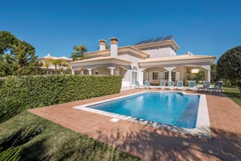 Luxury Villa José with swimming pool Villa in Quarteira