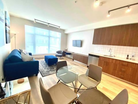 Perfect Brand New Condo In The Heart of Sidney Apartahotel in Sidney