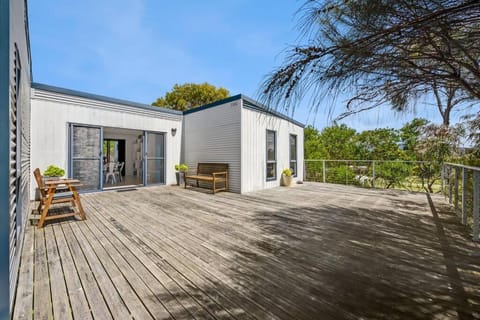 Blue Lagoon Coastal Retreat - Falmouth House in Tasmania