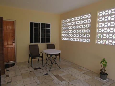 Acacia Apts, Montego Bay AC, Free Wi-Fi, Hotwater Condo in Montego Bay