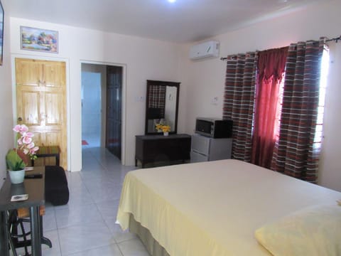 Acacia Apts, Montego Bay AC, Free Wi-Fi, Hotwater Condo in Montego Bay