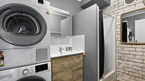 Bathroom, Kitchen or kitchenette, washing machine