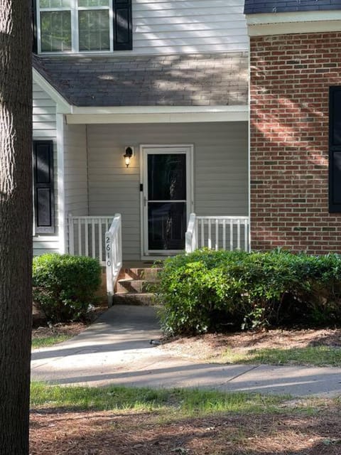 Full house charm mins frm DT Raleigh, NC State University Apartment in Raleigh