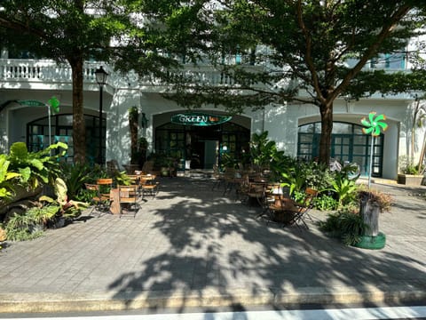 Property building, Facade/entrance, Spring, Day, Garden, Garden view