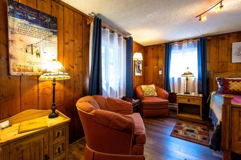 Alpen Way Chalet Mountain Lodge Albergue natural in Evergreen