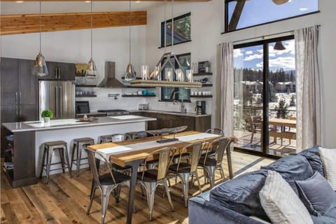 Modern 3BR Chalet with Hot Tub and Mt Quandary Views Maison in Blue River