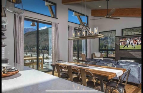 Modern 3BR Chalet with Hot Tub and Mt Quandary Views Haus in Blue River