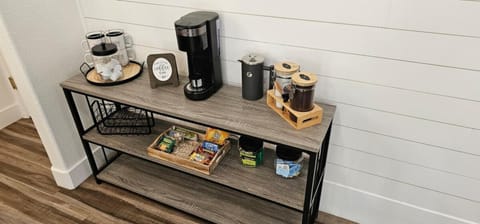 Coffee/tea facilities, Food and drinks