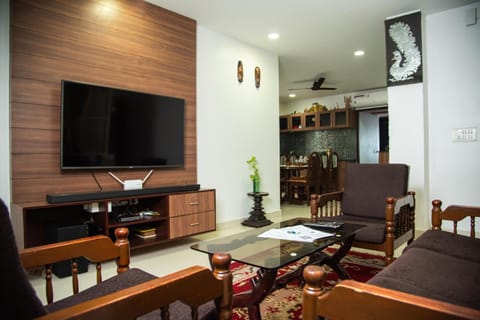 TV and multimedia, Living room, Seating area, Evening entertainment