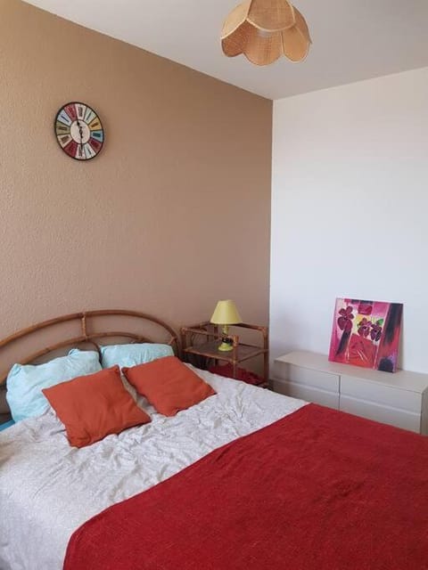 Bed, Photo of the whole room, Decorative detail, Bedroom