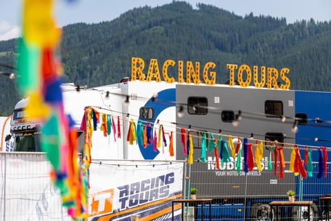 RacingTours RaceCamp - Spielberg Campeggio /
resort per camper in Spielberg