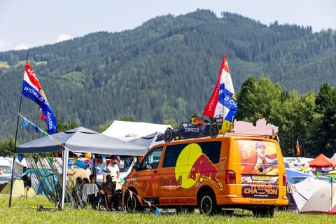 RacingTours RaceCamp - Spielberg Campeggio /
resort per camper in Spielberg