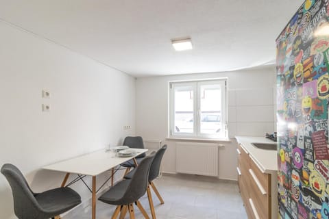 Unique: Modernes 2 Zi. Apartment in der Nähe von Mercedes mit Netflix Condo in Böblingen