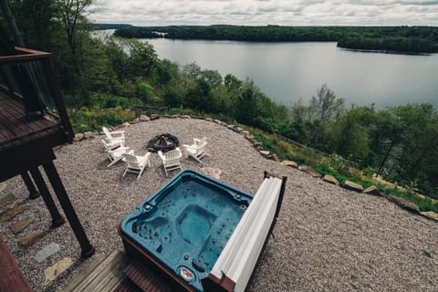 The Wolfe Lake House - Great Wifi by Westport Chalet in Rideau Lakes