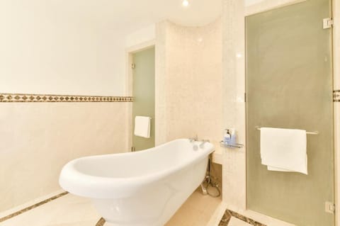 6 Bedroom Villa with Private Beach and Pool Villa in Dubai