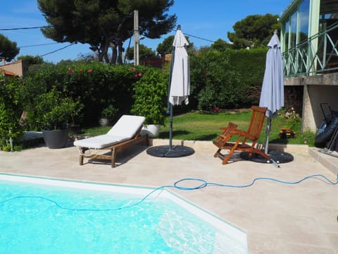 maison entièrement climatisée vue d'exception mer et rade de Marseille avec piscine 8 personnes Moradia in Marseille