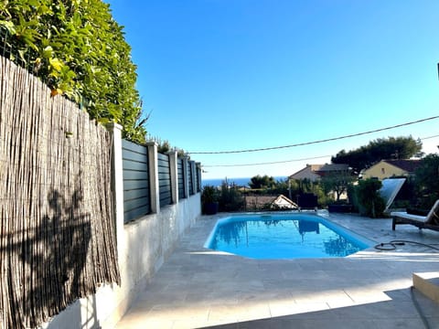 maison entièrement climatisée vue d'exception mer et rade de Marseille avec piscine 8 personnes Moradia in Marseille