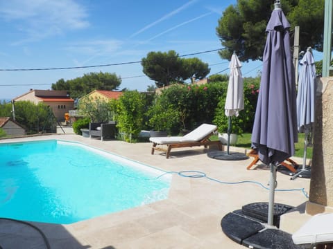 maison entièrement climatisée vue d'exception mer et rade de Marseille avec piscine 8 personnes Moradia in Marseille