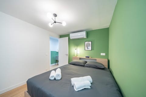 Bed, Photo of the whole room, towels, air conditioner