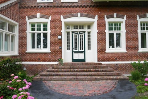 Property building, Facade/entrance, Garden, Garden view