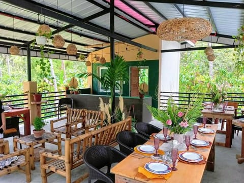 Restaurant/places to eat, Balcony/Terrace, Seating area