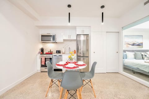 Kitchen or kitchenette, Dining area