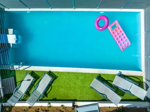 Patio, Swimming pool, sunbed