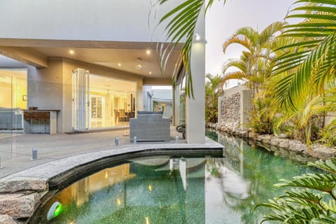 Luxury resort style villa pool by Custom Bnb Hosting Casa in Pelican Waters