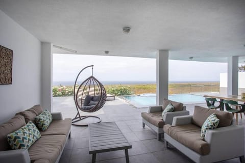Villa Ocean Vista, amazing panoramic view and private pool Chalet in Willemstad