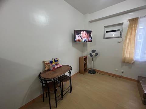 TV and multimedia, Living room, Seating area, Dining area, fireplace, air conditioner