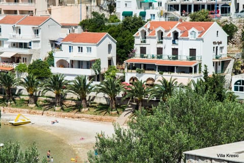 Off site, On-site shops, Beach