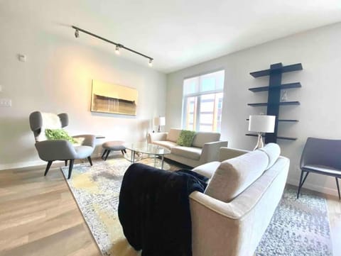 Brand New 3-Bedroom Condo in the Heart of Sidney Apartment hotel in Sidney