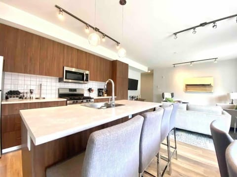 Brand New 3-Bedroom Condo in the Heart of Sidney Appart-hôtel in Sidney