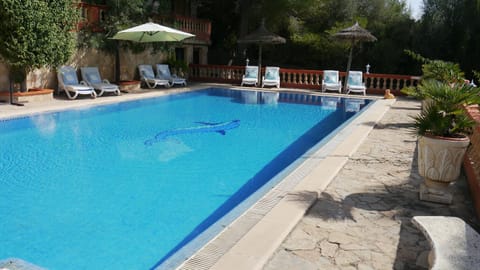 Swimming pool, sunbed