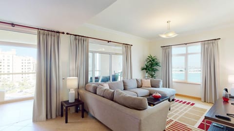 Al Dabas Beach Views, 3BD Sleeps 6, Beachfront Beach & Pool Access Apartment in Dubai