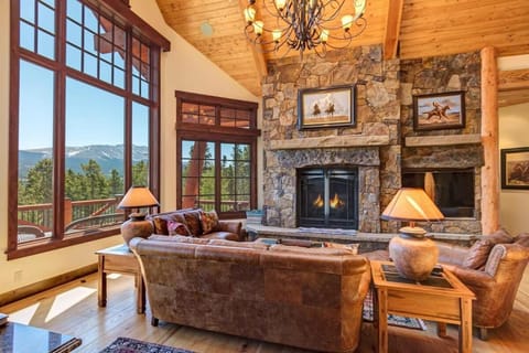 Fox Paw Lodge, Luxury Ski In Out, Peak 8 Views House in Breckenridge