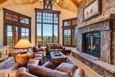 Fox Paw Lodge, Luxury Ski In Out, Peak 8 Views House in Breckenridge