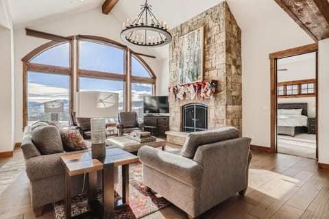Mountain Oasis Dreams, 7 bedroom home with Hot tub, New listing! home House in Silverthorne