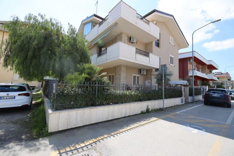 Property building, Day, Neighbourhood, Garden, Street view, Location, Parking