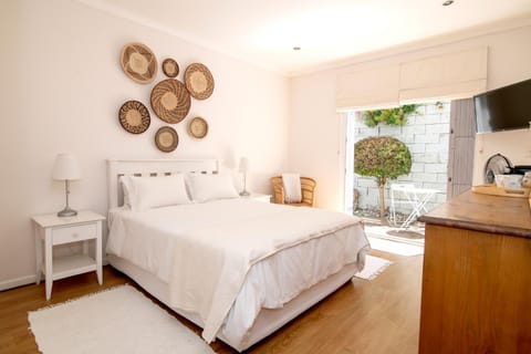 Bed, TV and multimedia, Bedroom