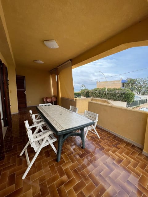 Natural landscape, View (from property/room), Balcony/Terrace, Dining area, Inner courtyard view