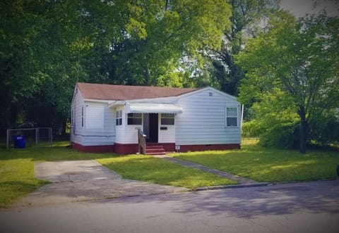Bunk Bungalow close to ODU, Naval Base & Downtown Condo in Portsmouth