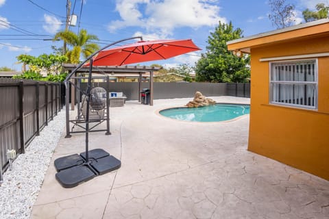 Paradise with private pool Sleeps 10 near the beach House in Lauderhill