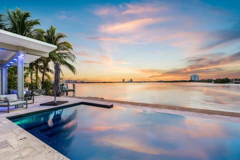 Best Sunset View on the Bay with Pool Villa in North Bay Village