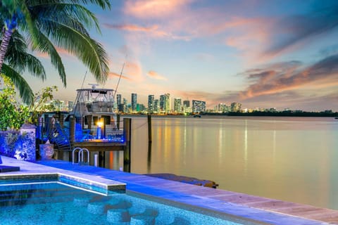 Best Sunset View on the Bay with Pool Villa in North Bay Village