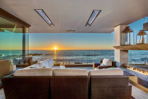Luxury Beachfront Home with Hot Tub & Ocean Views Haus in La Jolla
