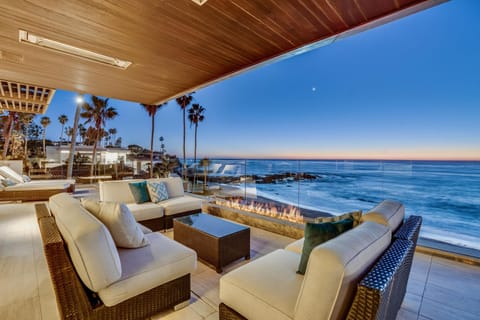 Luxury Beachfront Home with Hot Tub & Ocean Views Casa in La Jolla