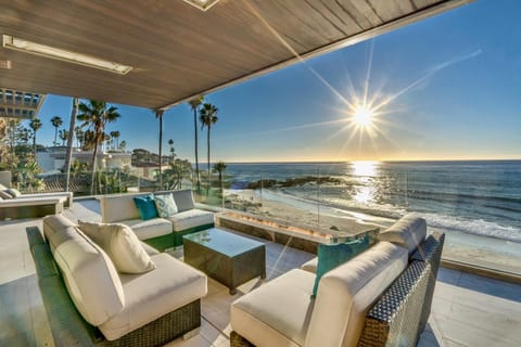 Luxury Beachfront Home with Hot Tub & Ocean Views Casa in La Jolla