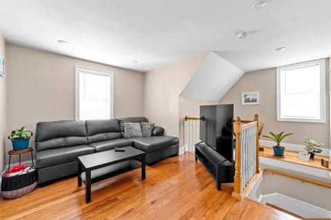 555- Newly huge entire apartment Condo in Weymouth