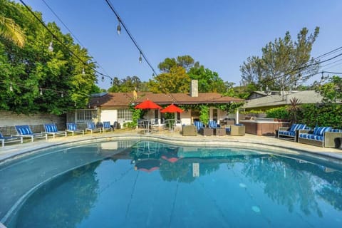 Beverly Hills Home with 2 Guest Houses and Swimming Pool Villa in Beverly Hills